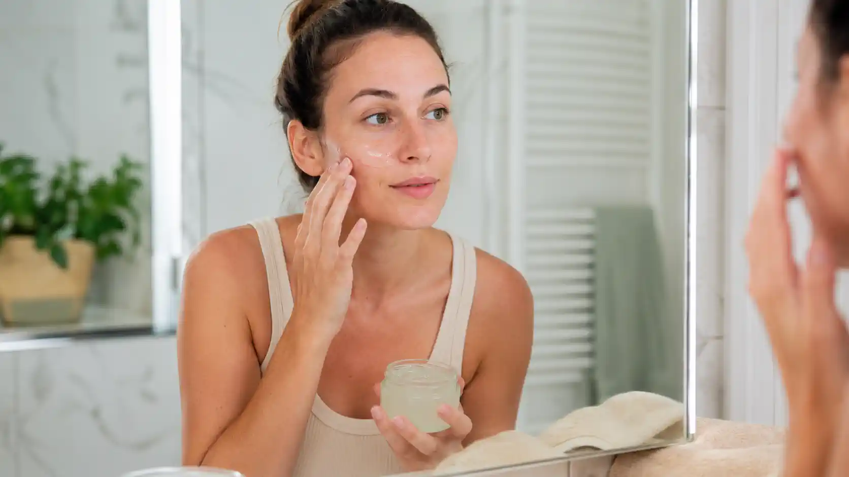 Routine douce avec soins visage pour peau à tendance acnéique