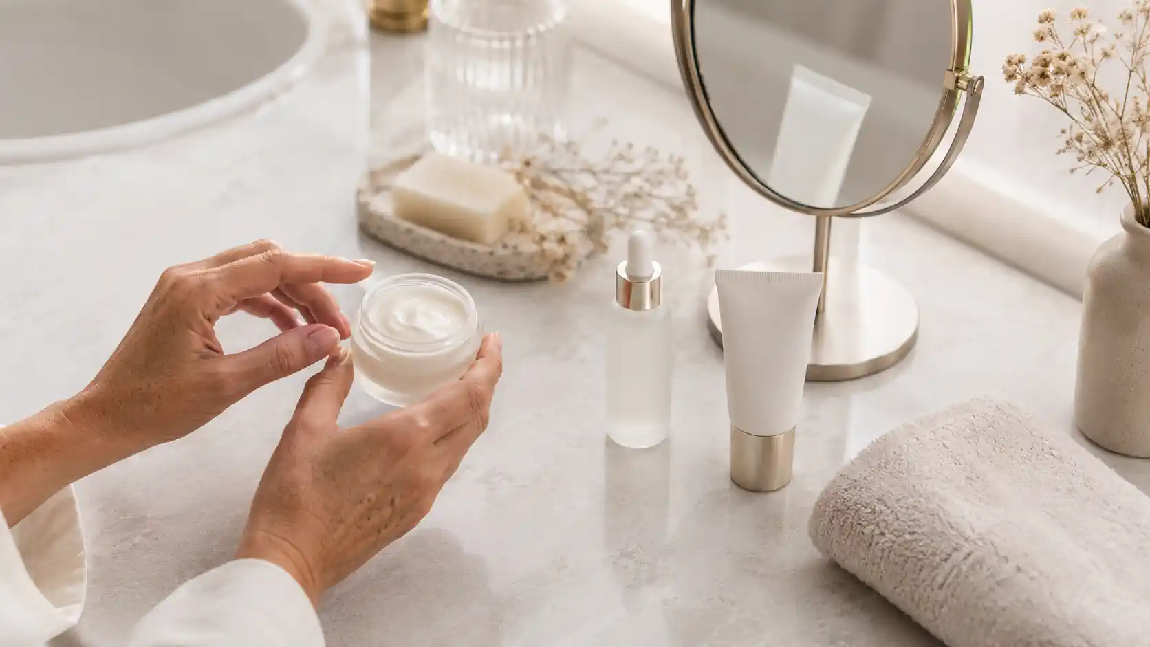 Crème, sérum et protection solaire pour une routine anti-rides