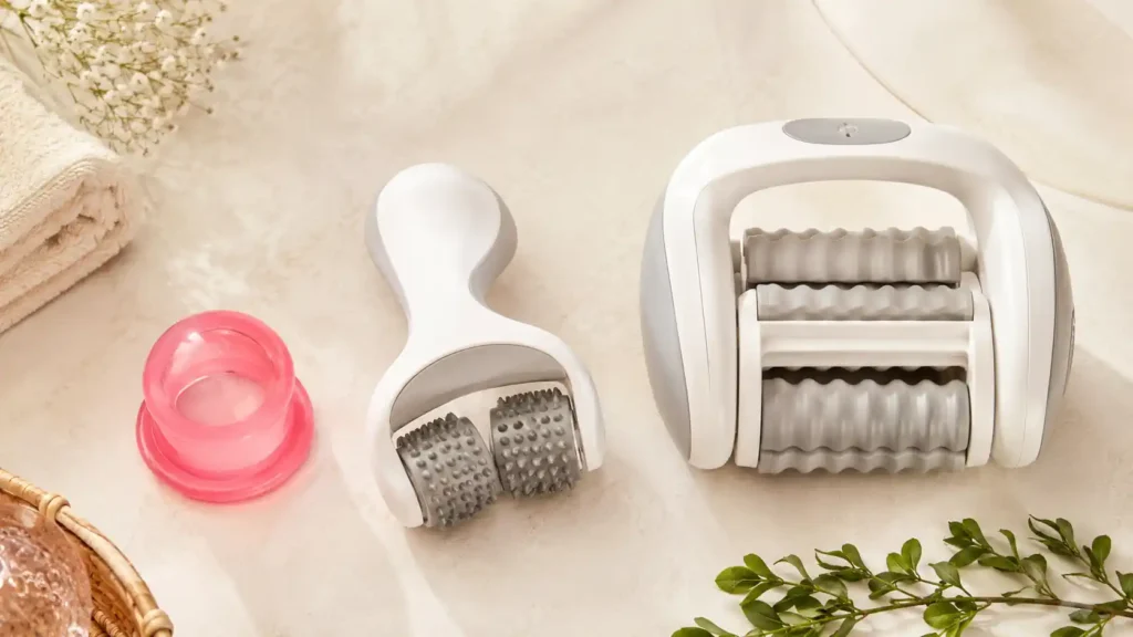 Différents types d’appareils anti-cellulite posés sur une surface claire
