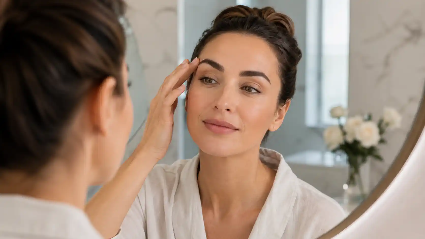 Femme observant ses sourcils après un microshading réussi