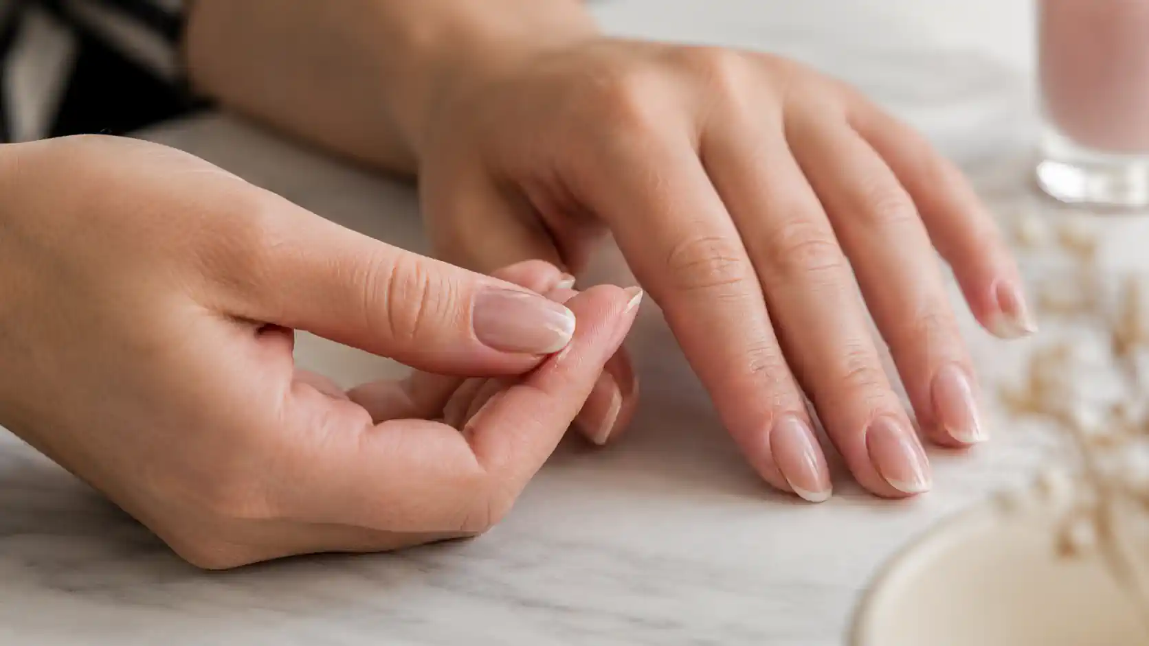 Ongle avec un vernis semi-permanent qui commence à se décoller