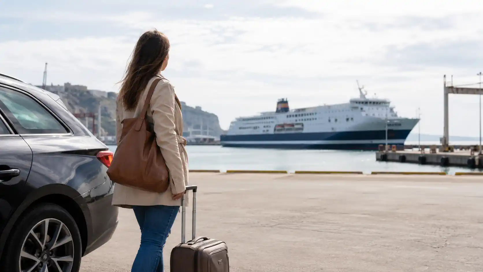 Femme préparant un voyage en ferry vers l’Espagne depuis un port atlantique
