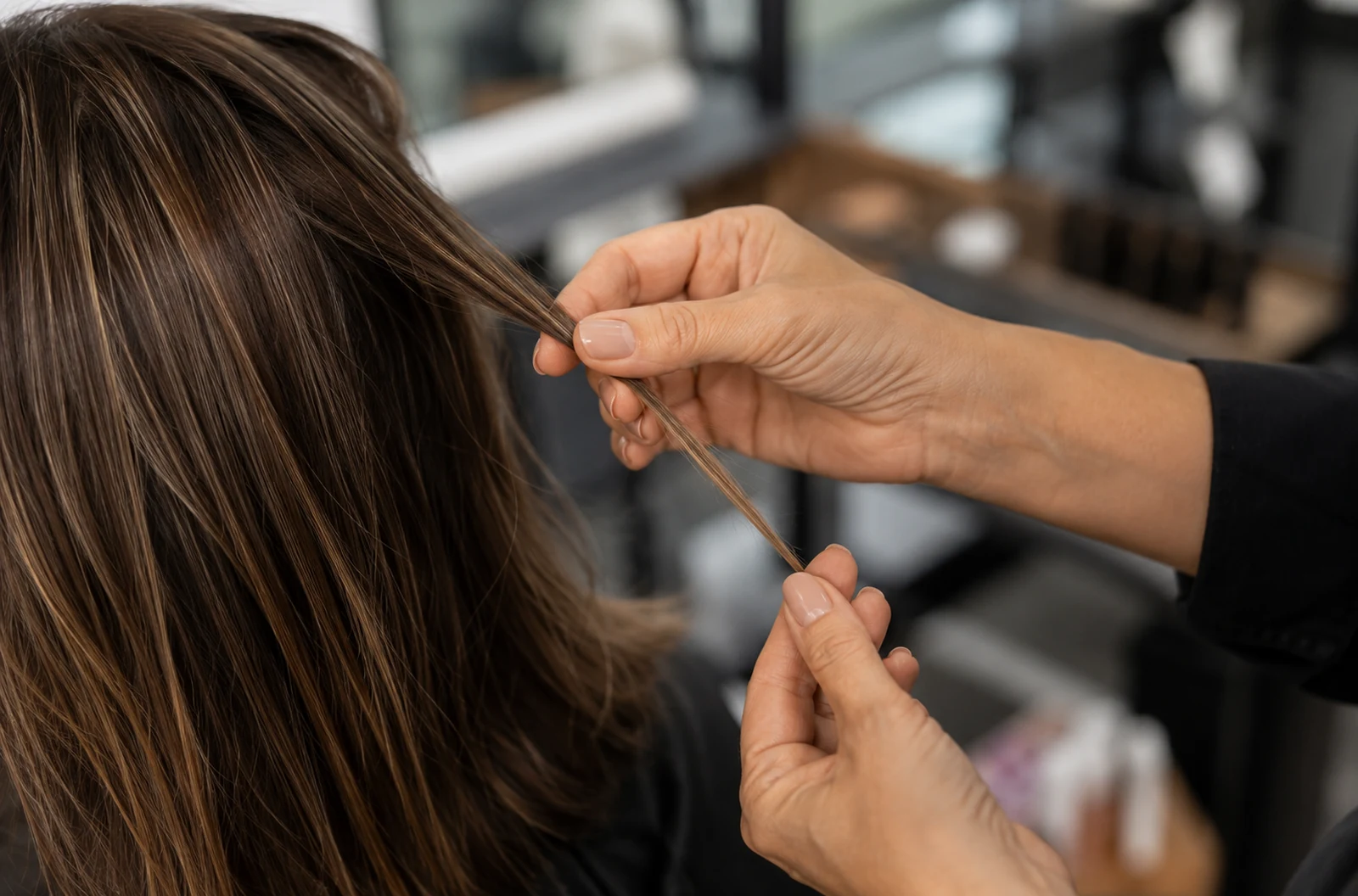 Coiffeuse vérifiant une mèche colorée avant une mini vague